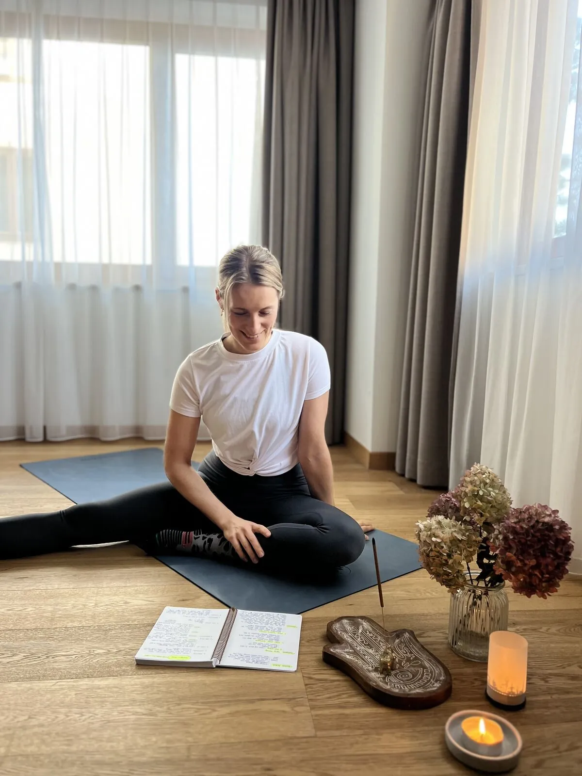 Chrissy auf ihrer Yogamatte