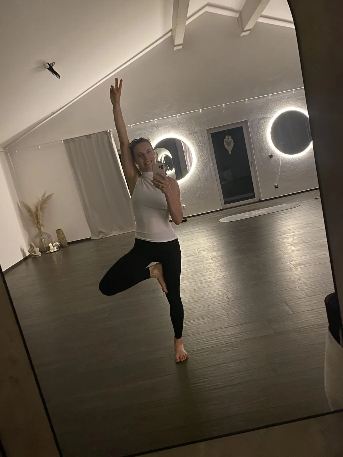 Chrissy in einer Yoga-Haltung