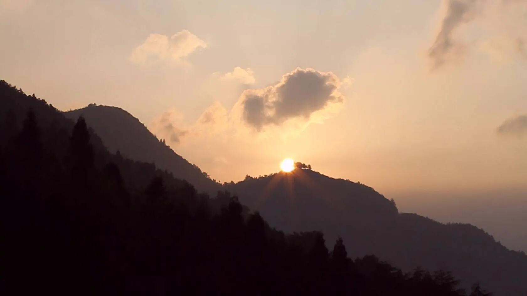 Sonnenaufgang über den Bergen des Chiemgaus
